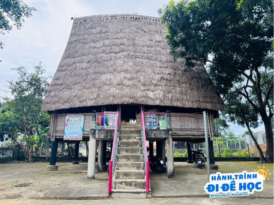 lớp học ở nhà rông
